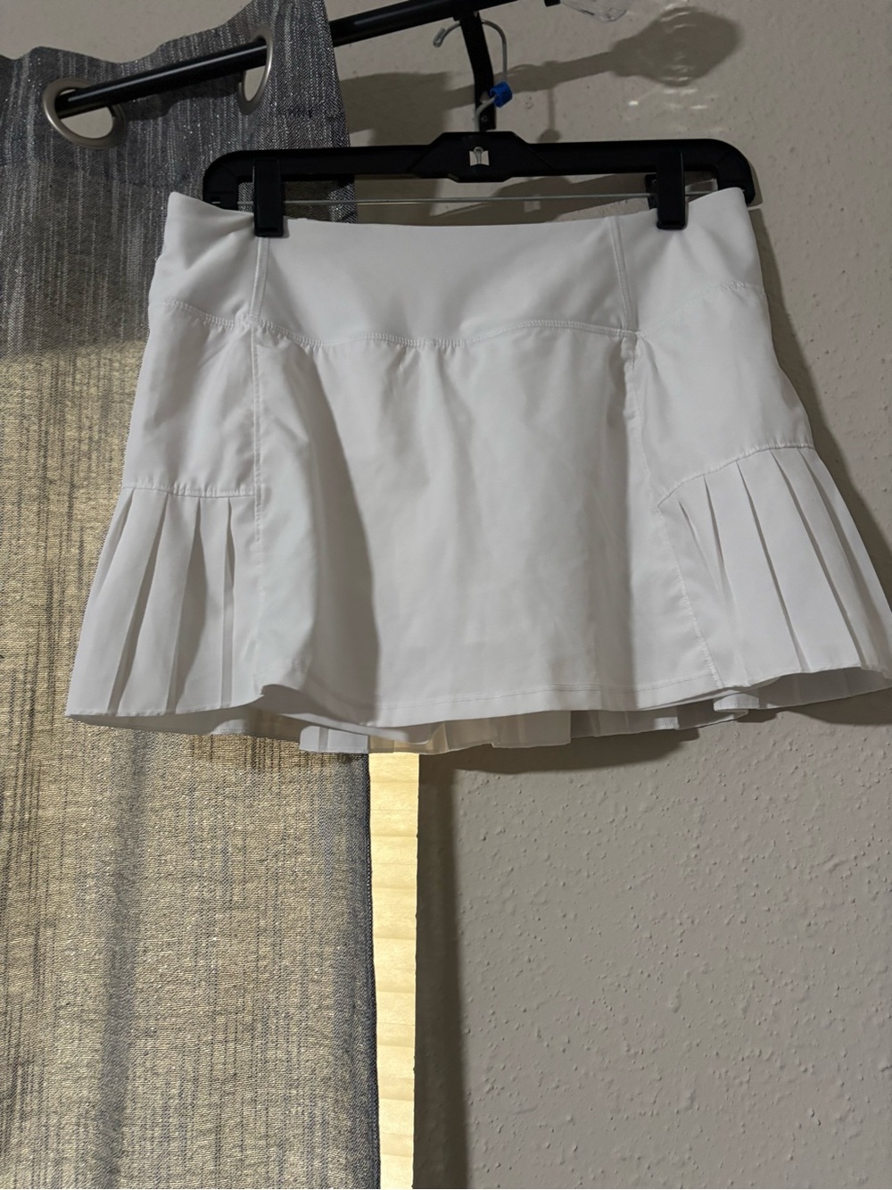 Mondetta White Pleated Mini Skirt